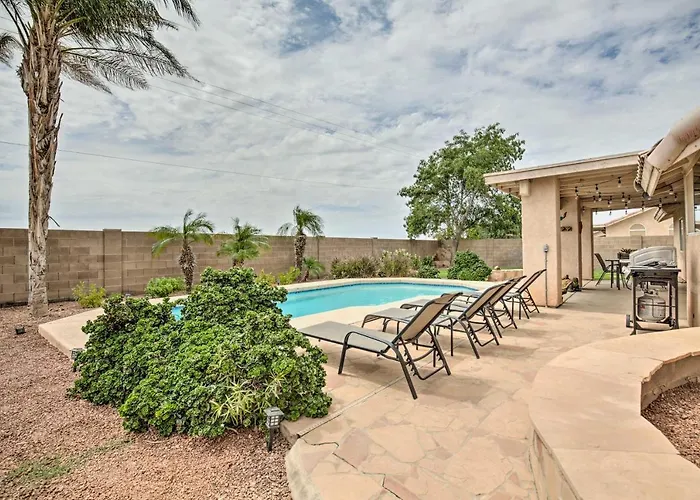 Sunny Retreat W/ Private Pool & Grill! Ferienhaus